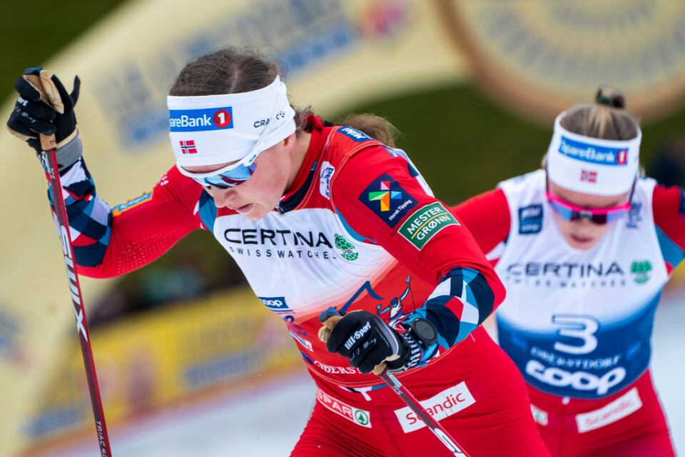 Tiril Udnes Weng och Anne Kjersti Kalvå jagar Frida Karlsson i Tour de Ski.