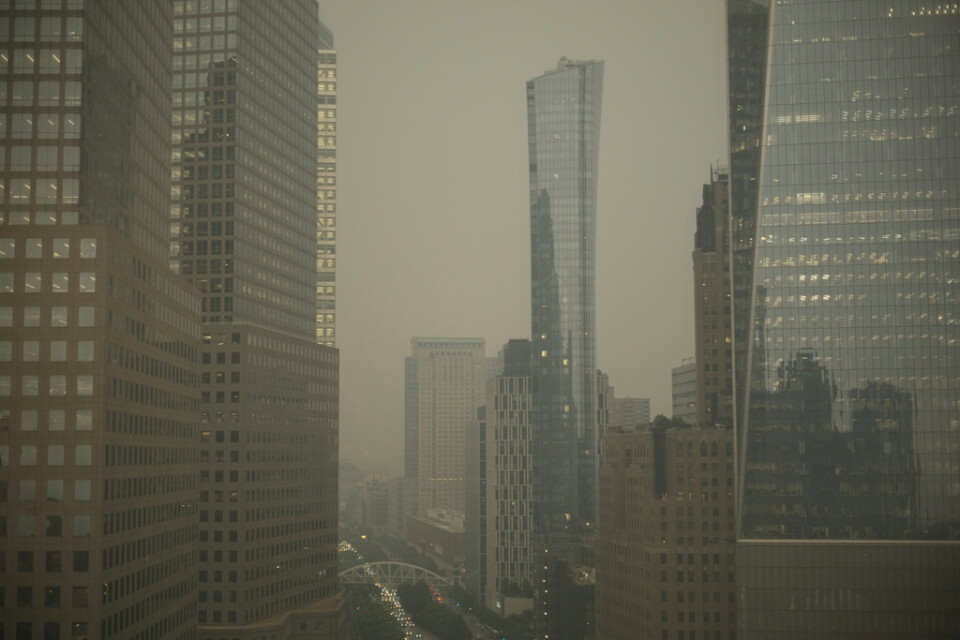 Luften ruunt byggnaderna i nedre delarna av Manhattan är gulaktig och sticker i näsan.
