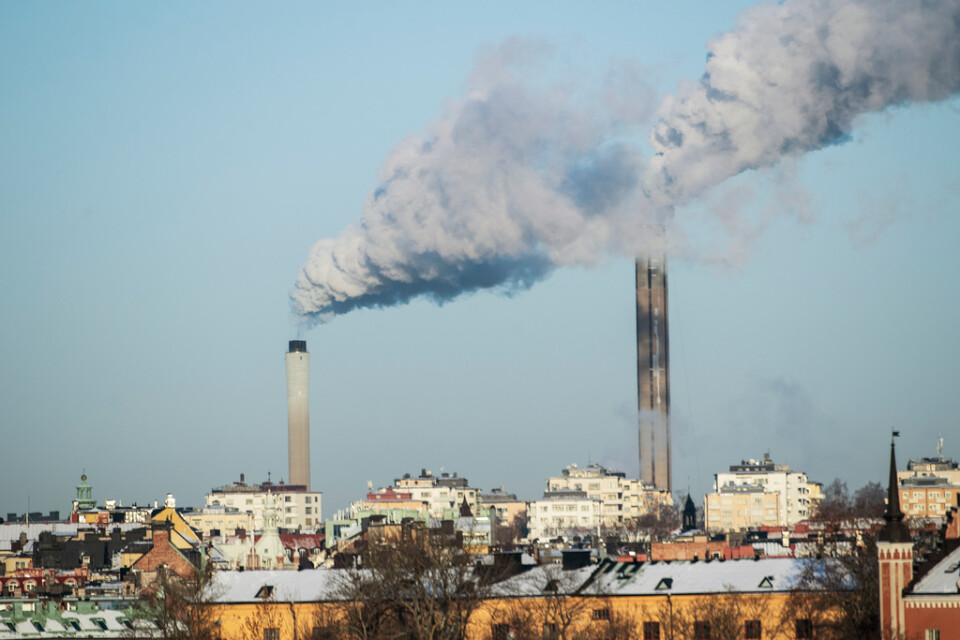 Rök från Värtaverket i Stockholm, som bland annat producerar värme till fjärrvärmenätet. Arkivbild.