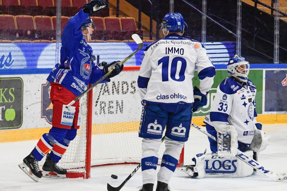 Oskarshamns Filiph Engsund har gjort 0-1 och jublar under fredagens ishockeymatch i hockeyallsvenskan mellan Leksands IF och IK Oskarshamn i Tegera Arena. Men Oskarshamn skulle ha haft ytterligare ett mål i den första perioden.