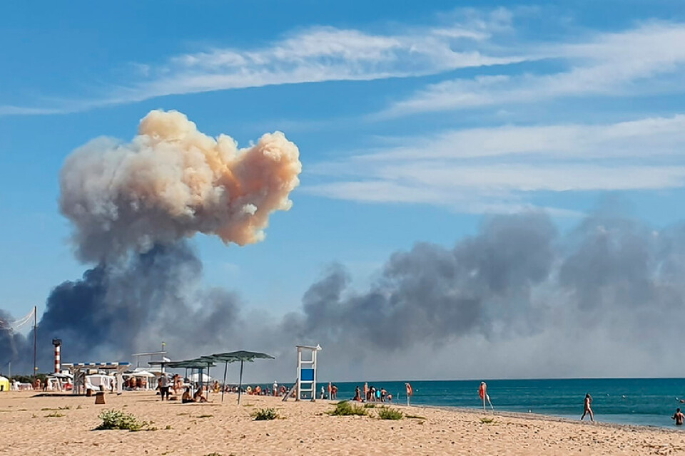Rök ses stiga upp mot himlen efter explosioner på flygbasen Saky på Krimhalvön under tisdagen.