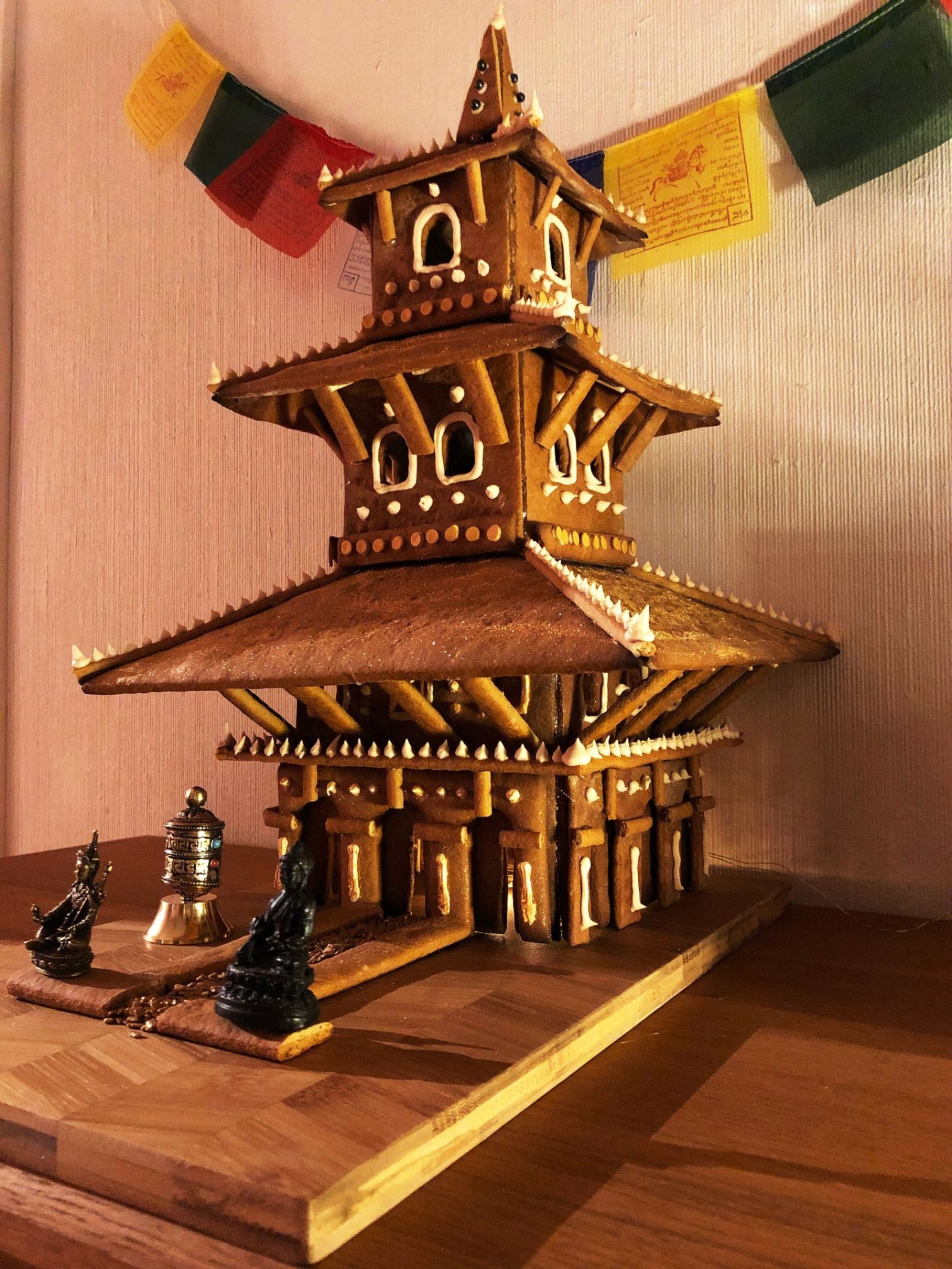 Tomas Svensson berättar att han blev inspirerad av sin dotters utbildningsresa till Nepal och de fantastiskt fina tempel som finns där! ”Tänkte att ett tempel måste gå att göra som ett pepparkakshus. Och här är resultatet”, skriver han.