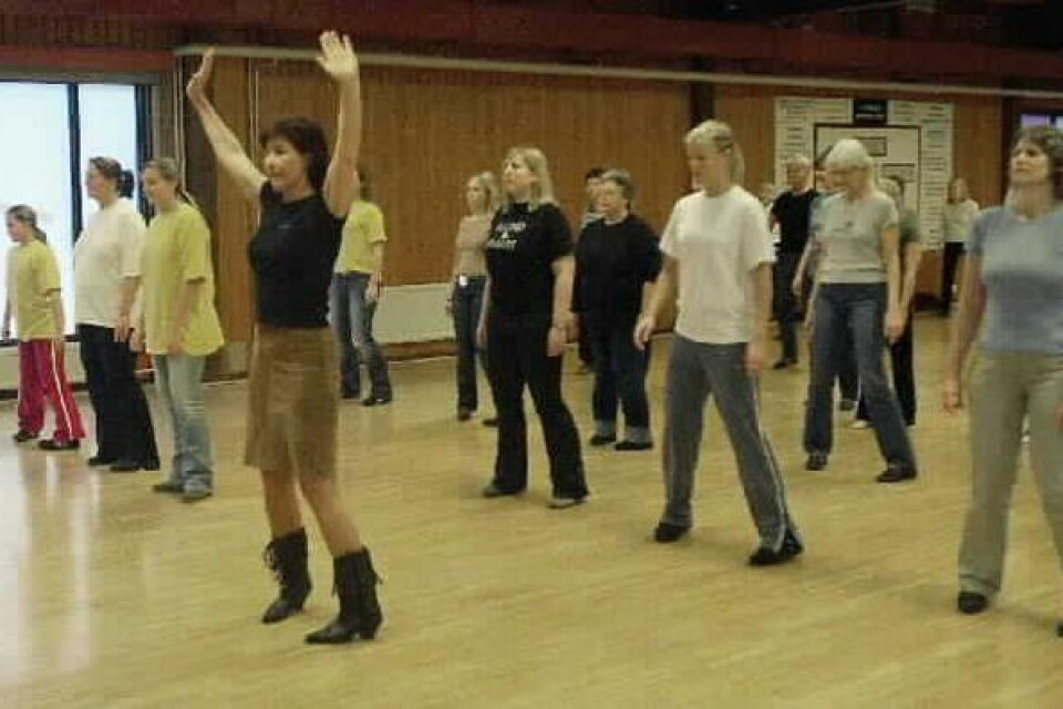 Maud Nilsson instruerar de som kommit för att dansa linedance. Under två söndagar är det 60 till 70 personer som provat på hur det är. BILDER: PER ROSENQVIST