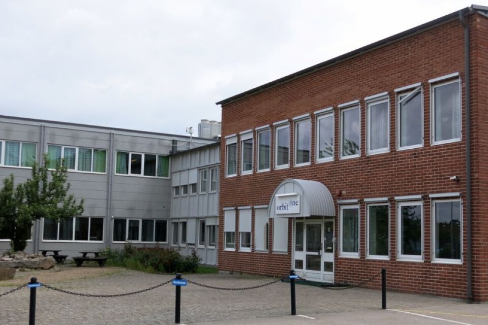 Hela upphandlingen kring ombyggnaden av Orbit Ones gamla lokaler har stoppats och nu försenas den nya skolsatsningen i Ronneby minst ett år.