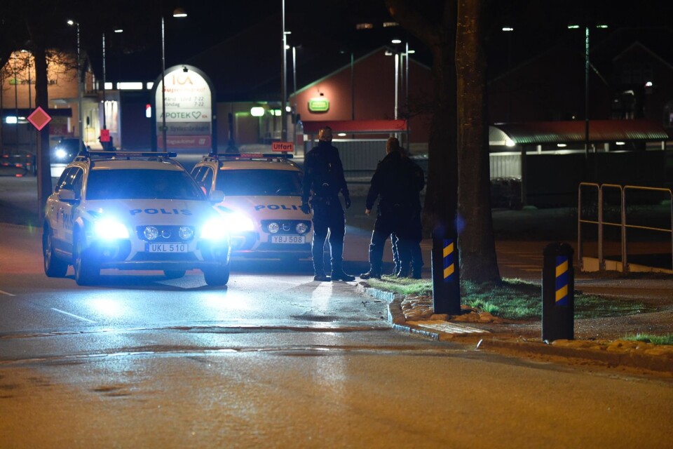 Fyra personer greps av polisen efter tumultet på Järnvägsgatan.