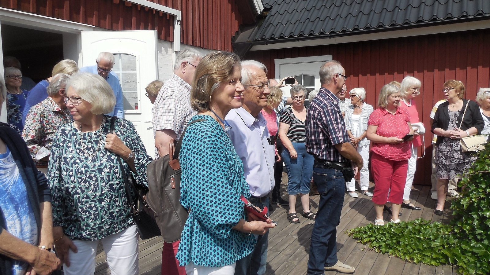 Många besökare samlades för att se flagghissningen. Foto: Privat/Gunnel Götesdotter