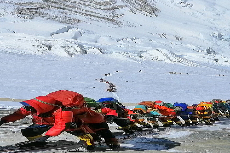 Bergsklättrare på väg uppför Mount Everest. Årets säsong har varit dödlig på världens högsta berg. Arkivbild.