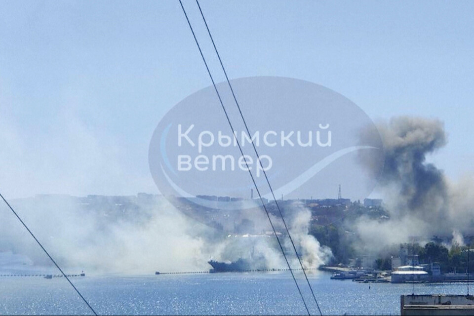 Rök över Sevastopol på Krim efter drönarattacken i fredags.