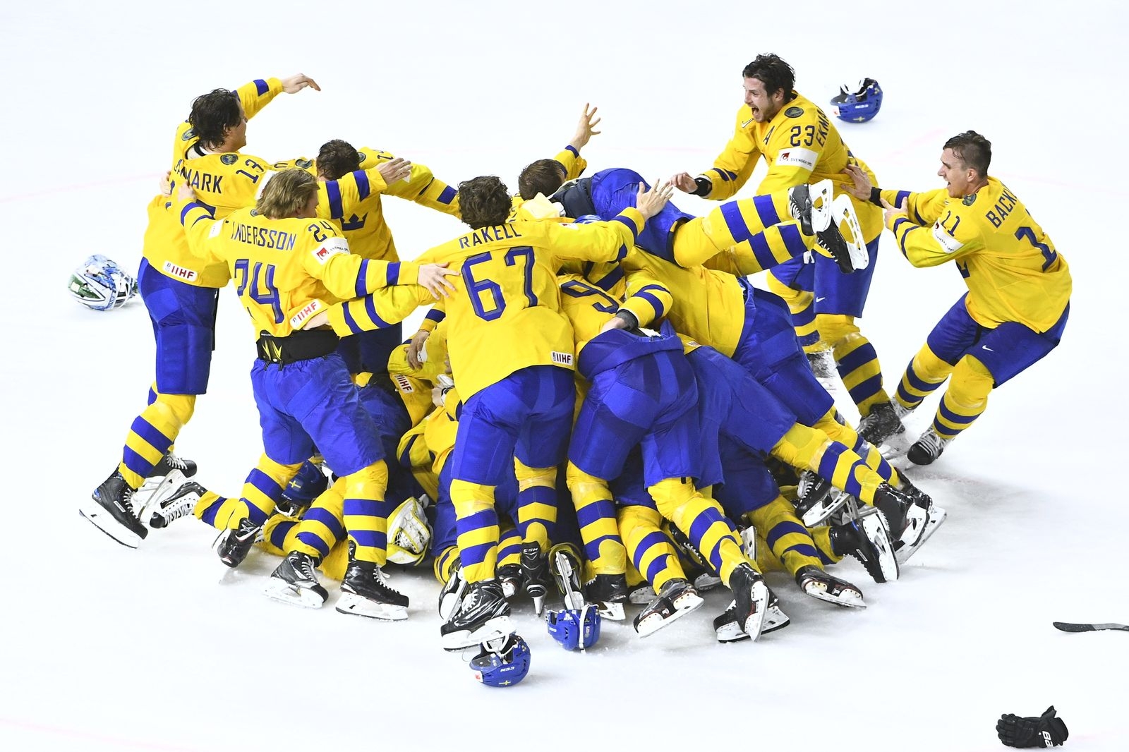 KÖPENHAMN 20180520
Sverige jublar efter segern i finalen i ishockey-VM mellan Sverige och Schweiz i Royal Arena.
Foto: Claudio Bresciani / TT / Kod 10090 ***Bilden ingår i SPORTPAKETET. För övriga BETALBILD***