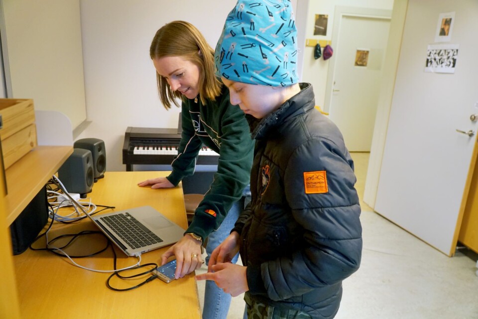 Rapparen Fröken B (Ulrika Broberg) lyssnar på Alfred Börjessons låt ”Unik” under en workshop på Tranemo kulturskola.