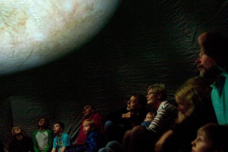 Besökarna i det uppblåsbara planetariet på Naturum fick bekanta sig med planeten Jupiter på nära håll.