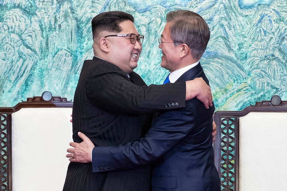 Handtag och famntag. Mötet mellan Nordkoreas diktator Kim Jong-Un och Sydkoreas president Moon Jae-In syntes vara fyllt av äkta varma känslor inför det historiska ögonblicket. Vi hoppas att det inte var ännu en skickligt regisserad teater.