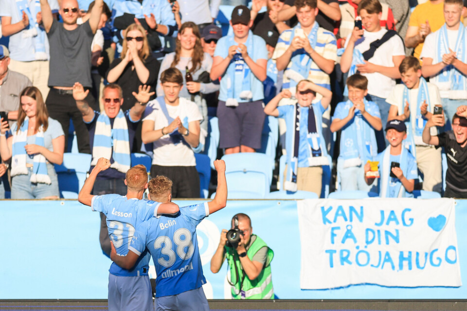 Malmö FF:s Hugo Larsson jublar efter sitt 1–0-mål hemma mot Degerfors tillsammans med Hugo Bolin. För Larsson var det sista hemmamatchen – förra veckan blev han klar för tyska Eintracht Frankfurt.