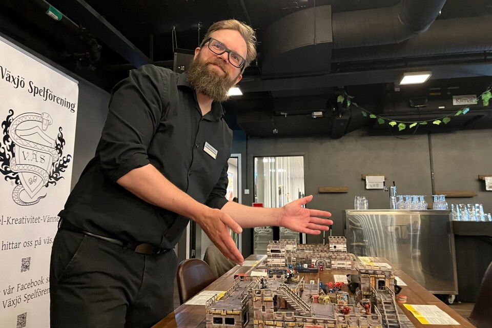 Daniel Vintersvärd från Växjö spelförening lär ut spelet Renegades på Nerd-event.”Figurspel är en hobby som involverar flera olika moment, som att måla figurer, bygga och spela”, säger han.