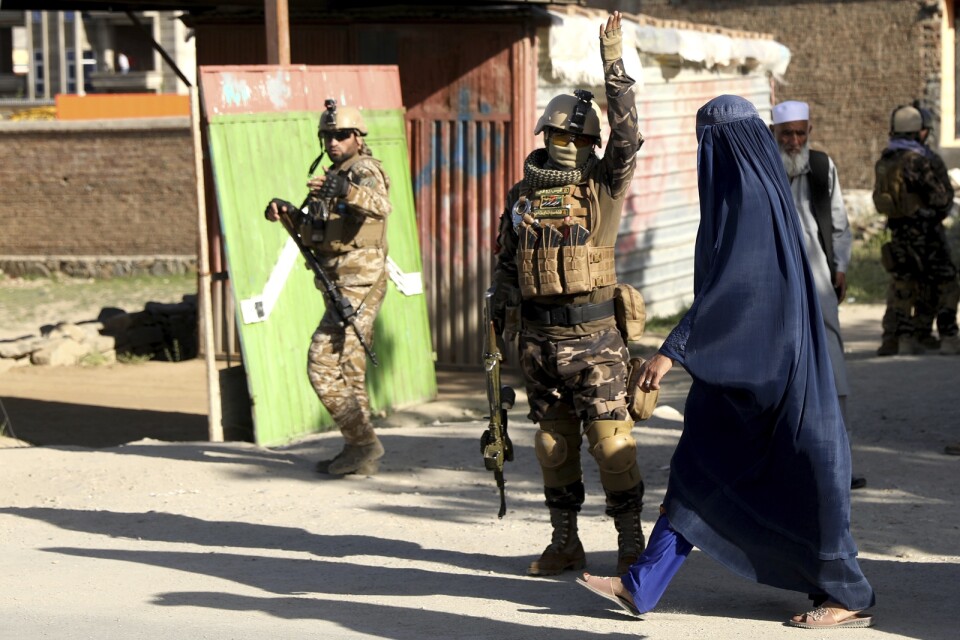 Afghanska säkerhetsstyrkor på plats utanför den moské i distriktet Shakar Darah i huvudstaden Kabul som på fredagen skakades av en dödlig explosion. Minst tolv människor miste livet.
