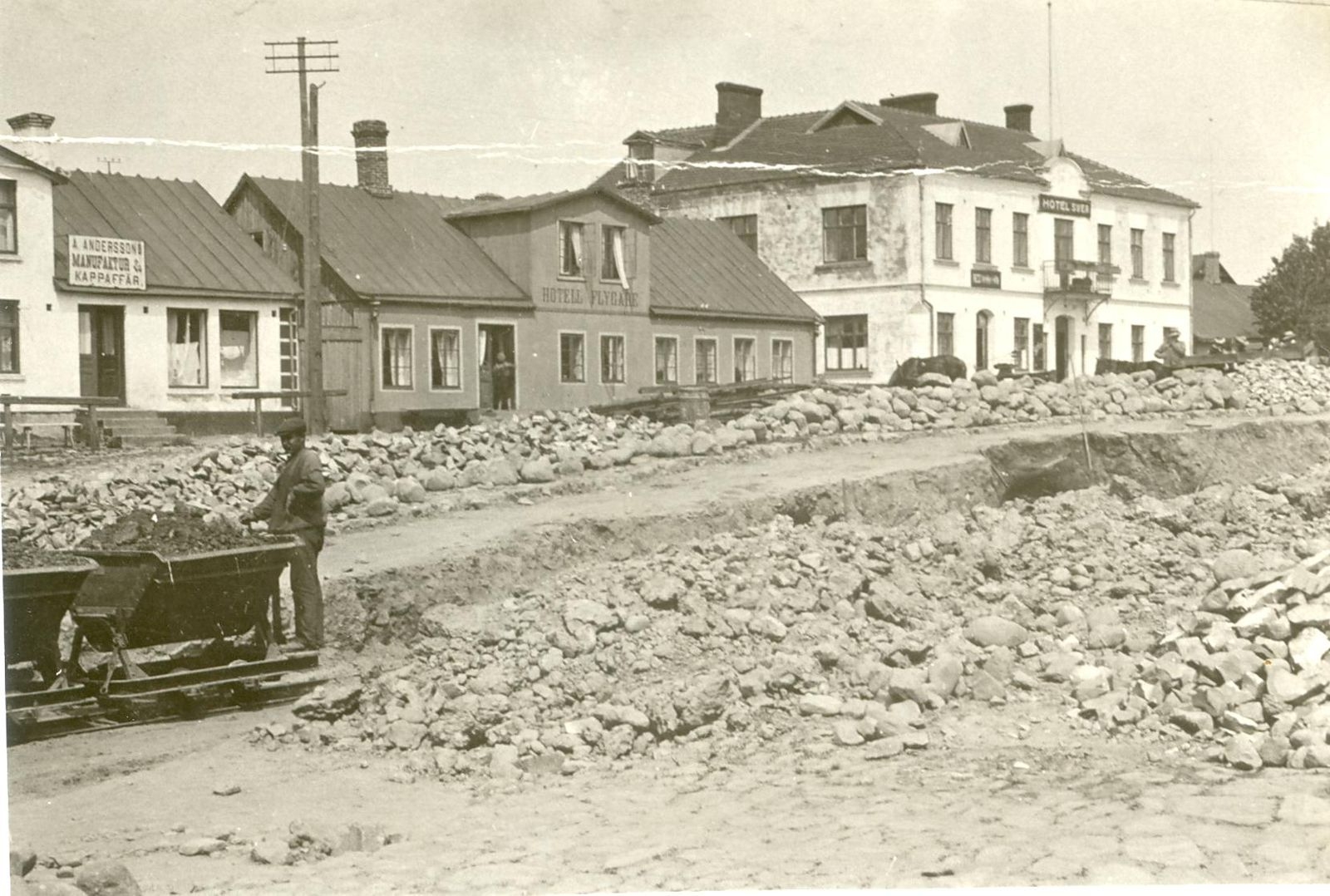 Torget och dåvarande Järnvägsgatan ( nuvarande Storgatan) grävdes upp 1913-1918, så att torget sänktes och gatunivån höjdes.