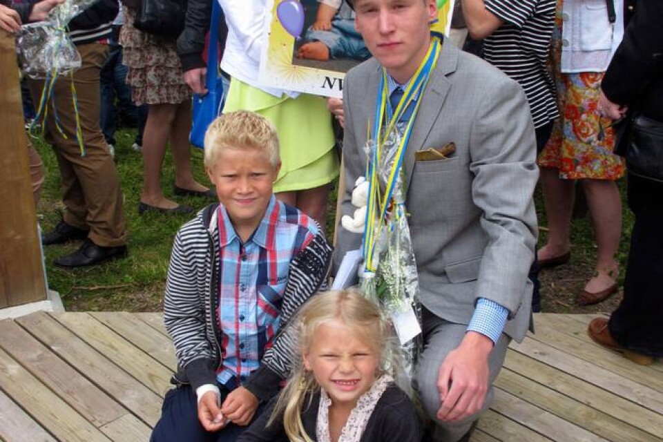 Toppstudenten Henrik Holm gratulerades av Emil och Idde Arnewing.