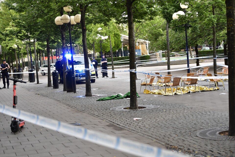 Flera personer skadades och en person avled i samband med ett bråk i Kungsträdgården på onsdagen.