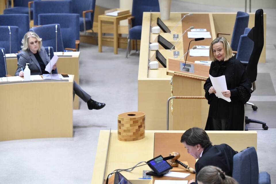 Förra socialminister Lena Hallengren (S) till vänster tillsatte riksdagsledamoten Karin Rågsjö (V) som utredare.