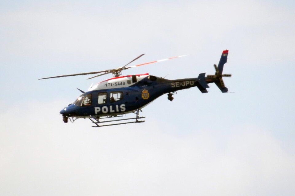Polisens modernaste helikopter, en av sju i Sverige, deltar i sökandet efter Kim Wall. Bilden togs vid Falsterbokanalen på tisdagseftermiddagen. Foto: Tommy Mardell