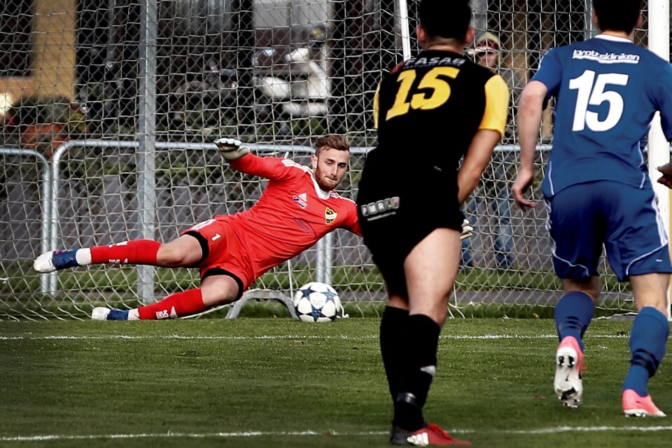 Alexander Nilsson räddar straffen med foten och säkrar därmed en blytung trepoängare till IFK Hässleholm i bottenstriden. Foto: Stefan Sandström