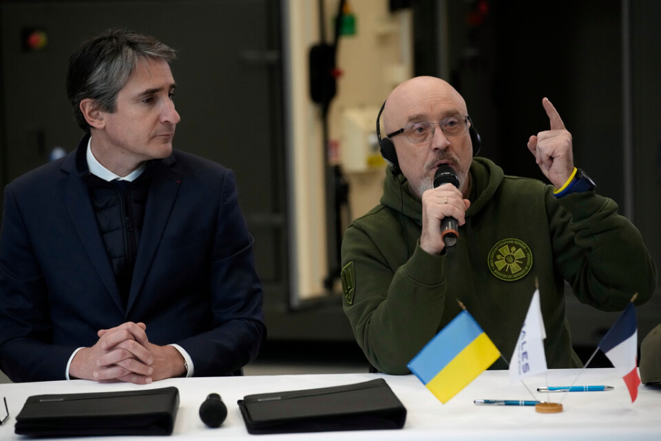 Ukrainas försvarsminister Oleksij Reznikov har diskuterat militärt stöd i Frankrike under veckan. Här sitter han till höger i bild. Till vänster sitter Frankrikes försvarsminister Sébastien Lecornu. Arkivbild.