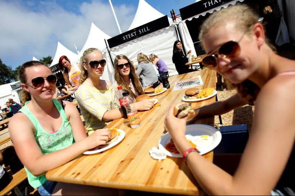 Trogna besökarna Ebba Andersson, Maja Jansson, Isabelle Holm och Julia Andersson lunchade i solskenet.