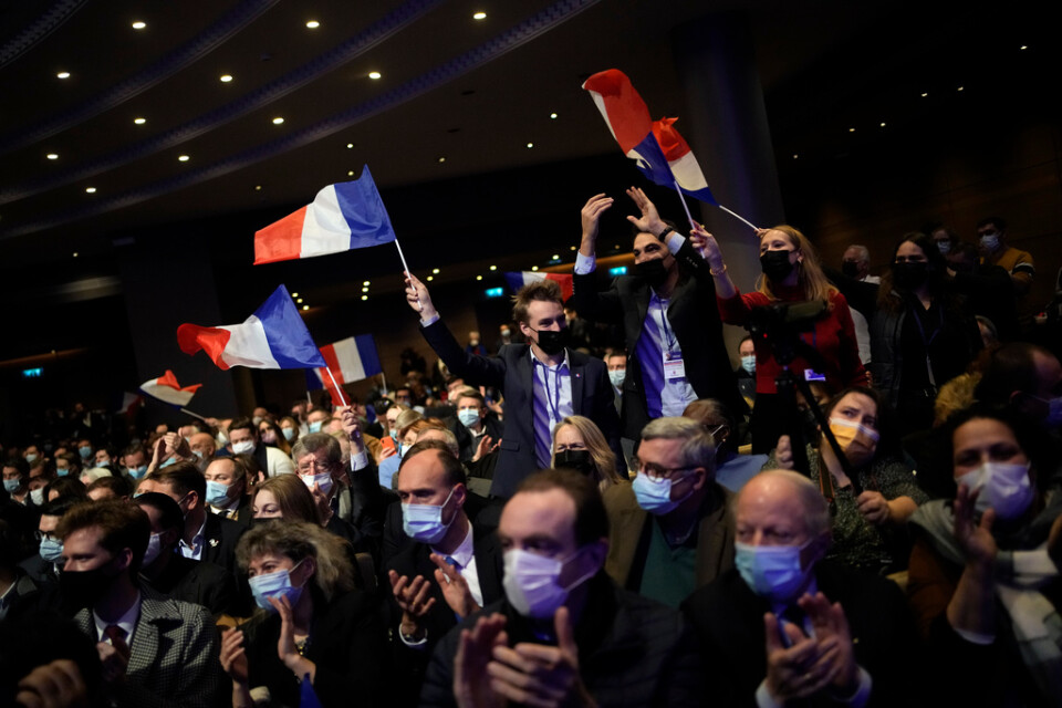 Glada anhängare med franska flaggor sedan Valérie Pécresse i Paris i december 2021 röstats fram till kandidat för högerpartiet Republikanerna (LR). Arkivfoto.