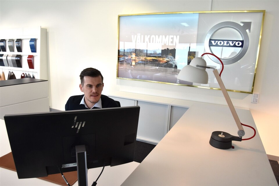 I andra änden av lokalen, där Volvoförsäljaren Jakob Mårtensson sitter, är det aningen sobrare. Här har han och hans kollegor fått helt andra möjligheter att saluföra märket än i Bil-Bengtssons gamla lokaler i Simrishamn.