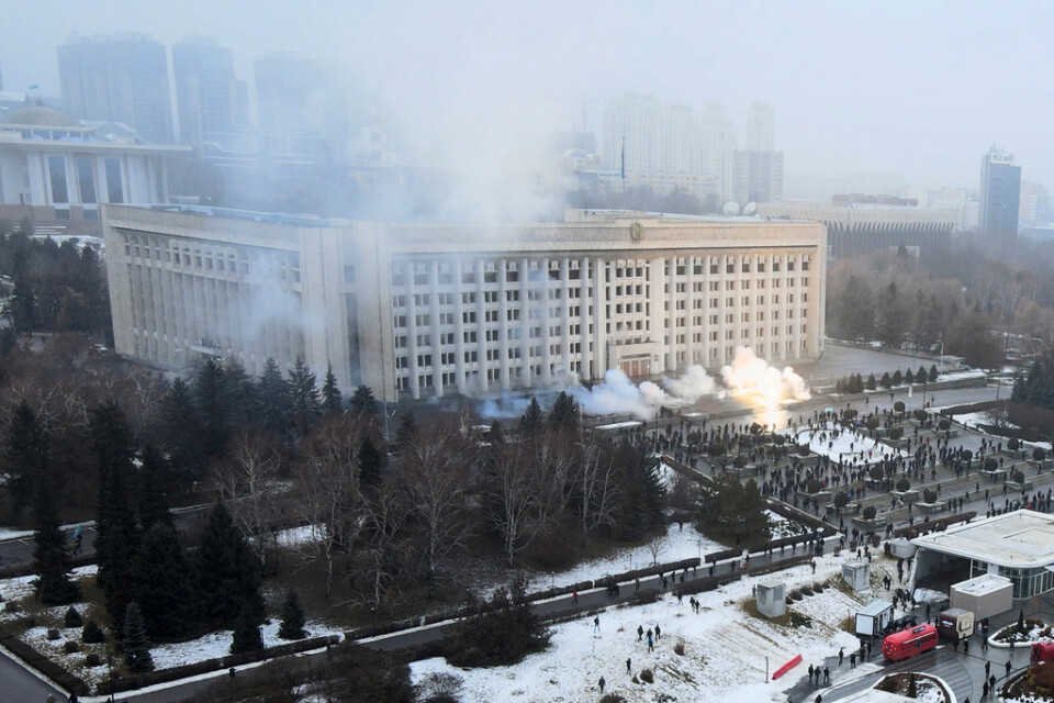 Rök stiger från rådhuset i Almaty i Kazakstan efter onsdagens demonstrationer. Demonstranter uppges ha tagit sig in i byggnaden.