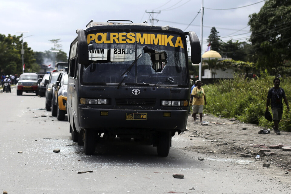 En polisbuss med krossade rutor vid protesterna i Timika på onsdagen.