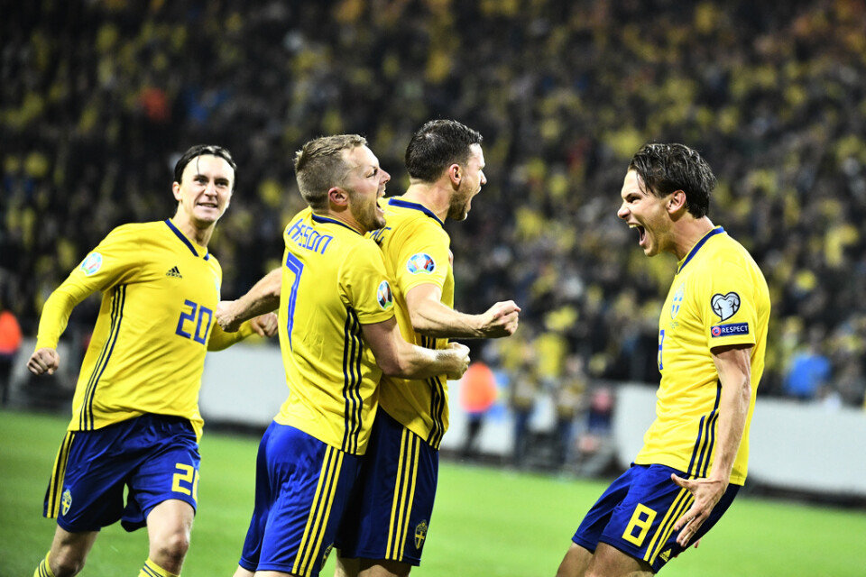 Blåguld firar Marcus Bergs 1–0 mot Spanien i oktober. Nytt jubel i kväll – och Sverige kan bli klart för EM-slutspelet.