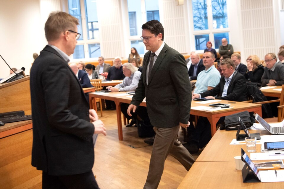Per-Ola Mattsson och Björn Tenland Nurhadi under kommunfullmäktige som blev kaos i november.