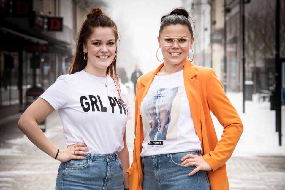 Moa Jonsson och Anna Bergstedt som jobbar i butiken Karl-Oskar och Kristina visar de trendiga mom-jeansen.