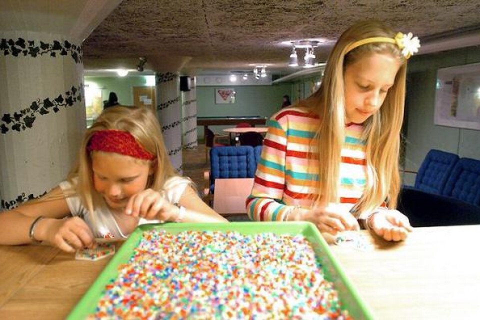 Systrarna Camilla och Erica Lund gillade att kominera olika färgpärlor. BILD: TOMAS NYBERG