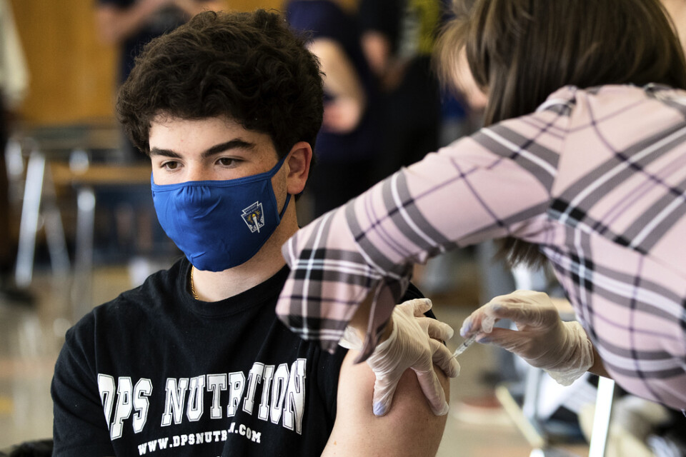 Gymnasieeleven AJ Tomassoni får en vaccinspruta mot covid-19 på Valley View High School i Archbald, i delstaten Pennsylvania, den 30 april.