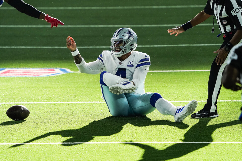 Dallas quarterback Dak Prescott håller om sitt brutna ben.