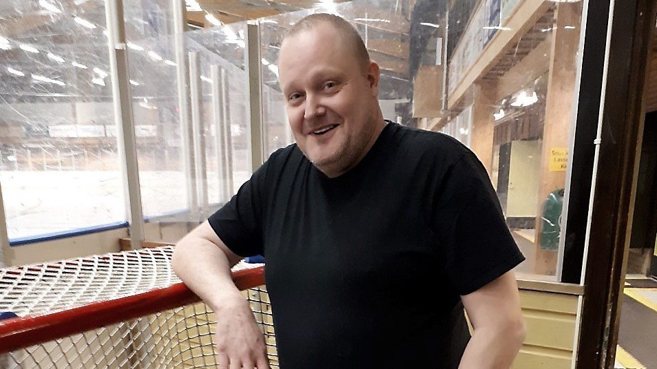 Tomas Strandberg trivs med sitt jobb som kanslist hos Glimma Hockey.
Foto: TOMAS GUSTAVSSON
