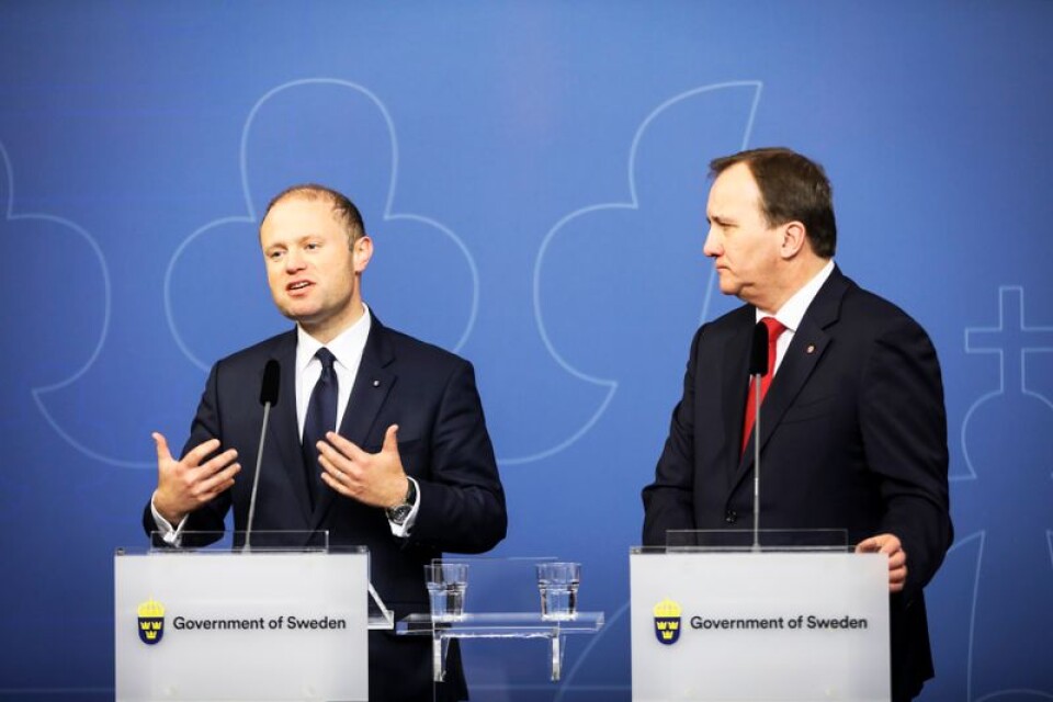 Joseph Muscat på en pressträff med statsminister Stefan Löfven (S) i Sverige.