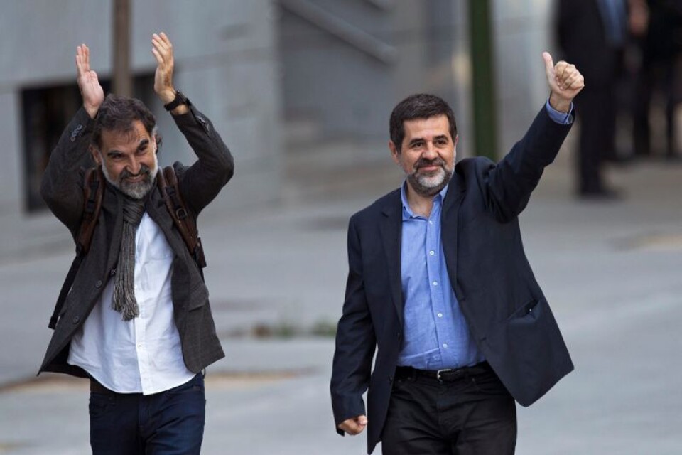 Jordi Cuixart, ledare för organisationen Omnium, t v, och Jordi Sánchez för katalanska ANC – båda organsiationer som verkar för katalansk självständighet – på väg in till rättegången där domaren senare meddelade att de skulle hållas fängslade utan borgen.