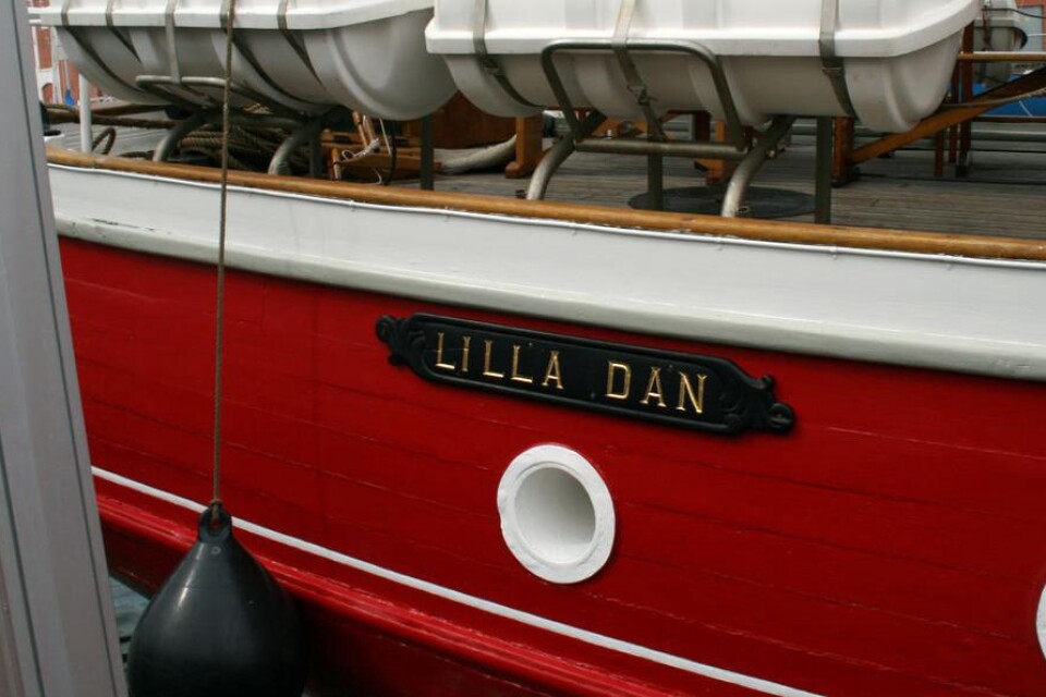 Lilla Dan byggdes 1951 i Svendborg i Danmark och ägs av rederiet Lauritzen i Köpenhamn.