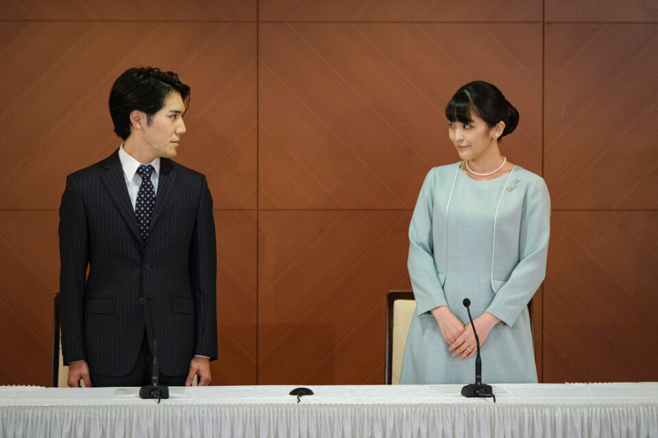 Inte något vanligt bröllopsfoto. Kei och Mako Komuro på tisdagens presskonferens, som hölls på ett hotell i Tokyo.