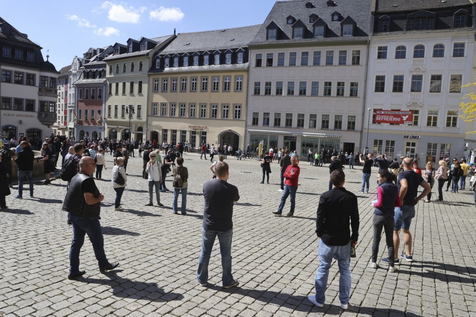Demonstranter mot virusrestriktioner i staden Gera i östra Tyskland på lördagen. Deltagarna vägrade att bära munskydd.