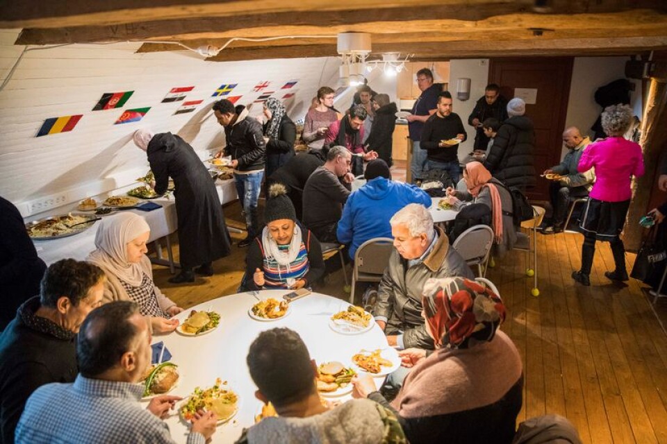 Fest på Roggegården. Mat från många länder förtärdes på Humanus avslutningsfest.