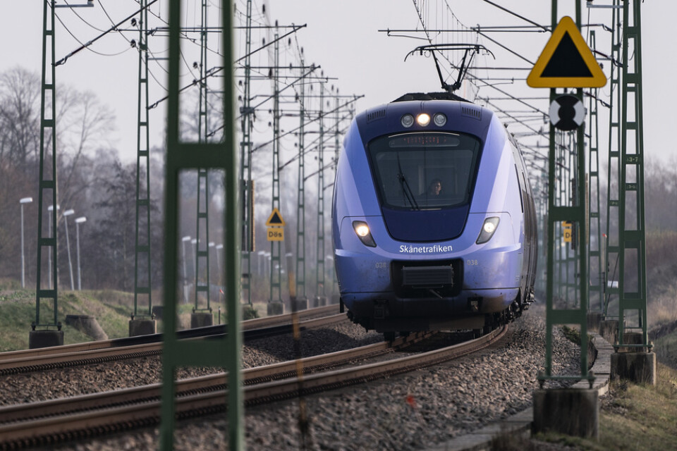 Ett av Skånetrafikens Pågatåg tuffar fram i 70 kilometer på västkustbanan sedan hastigheten begränsats på sträckan sedan skador på rälsen upptäckts.