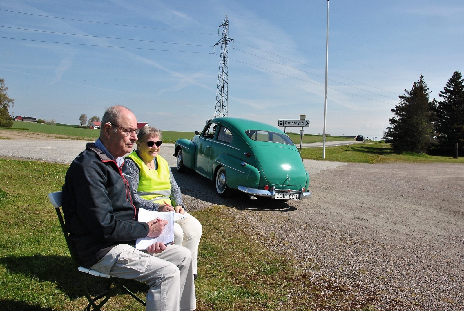 Funktionärerna Karl Sundström och Sainy Wesslund har delat intresset för gamla bilar sedan de blev ihop för 43 år sedan. – Vi sålde vår Studebaker från 1950 när vi flyttade till Malmö. Foto: Caroline Stenbäck