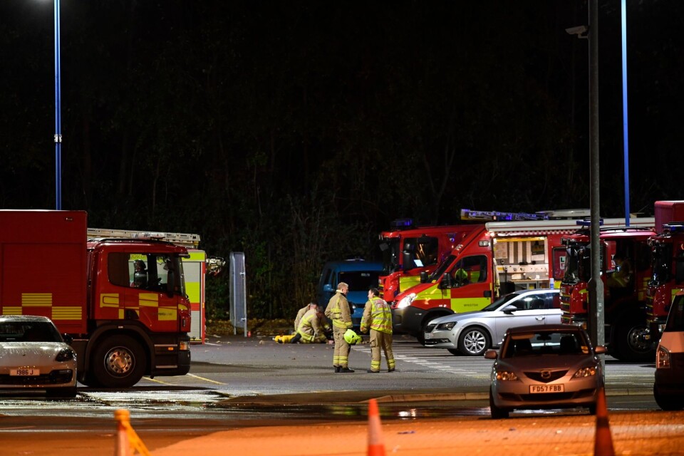 Räddningstjänsten utanför King Power Stadium i Leicester, England efter helikopterkraschen.