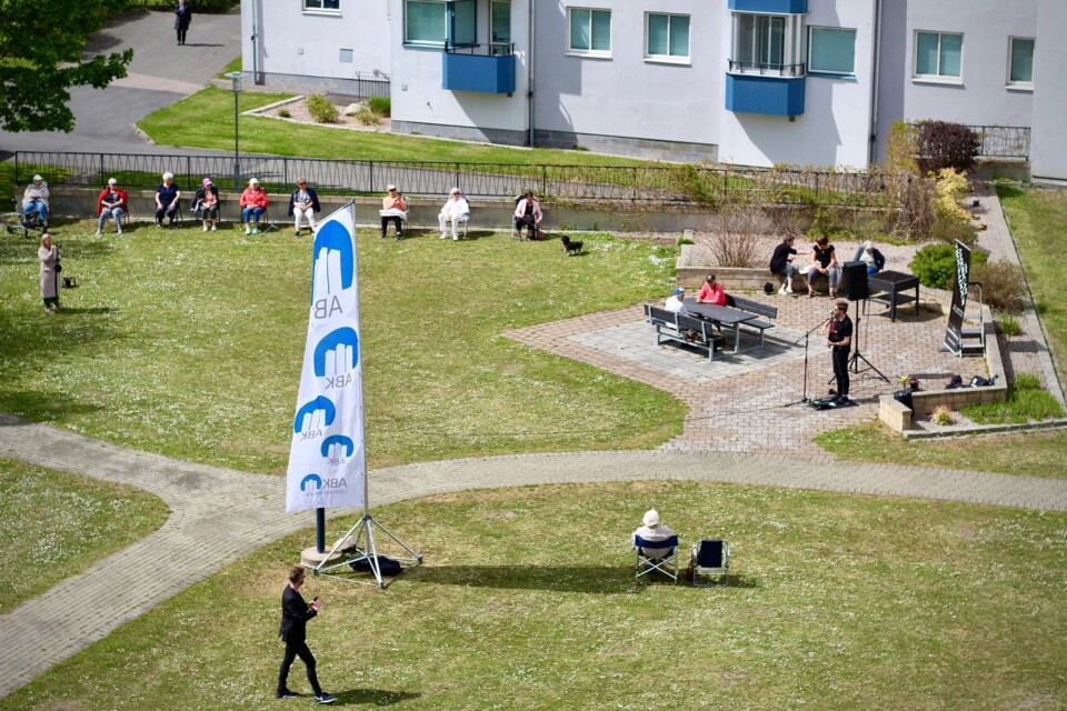 ABK caretaker Russ Reitter is one of the people who entertains by playing in the inner courtyards. Here he is playing in a courtyard at Lyckans Höjd.