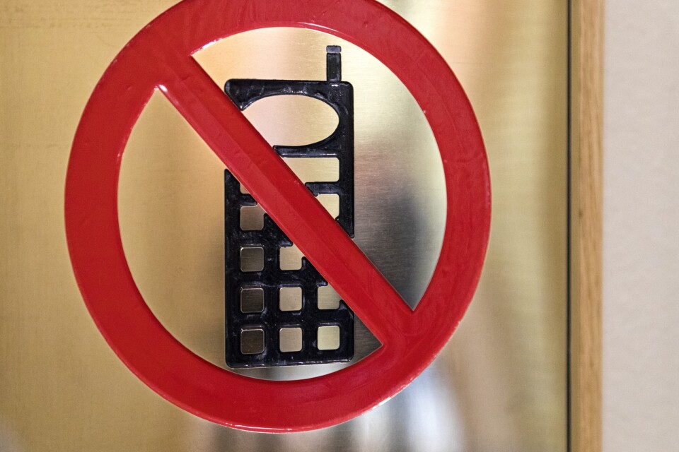 Inga mobiltelefoner tillåts under skoltid på en skola i Malmö i höst – inte ens på rasterna. Arkivbild.