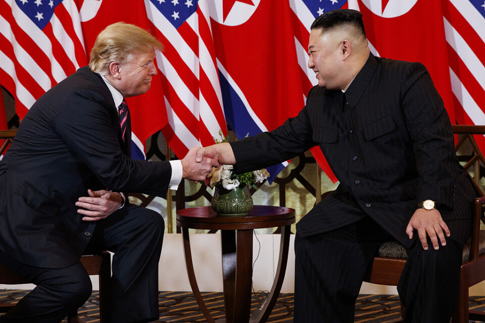 USA:s president Donald Trump skakar hand med Nordkoreas ledare Kim Jong-Un vid ett toppmöte i Vietnams huvudstad Hanoi tidigare i år. Arkivbild.
